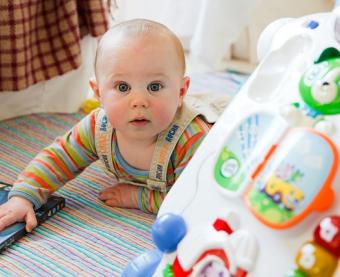 bambino con giocattoli bambino con giocattoli