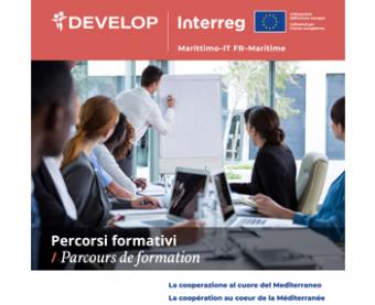 Locandina del progetto DEVELOP Interreg Marittimo-IT FR-Maritime intitolata "Percorsi formativi / Parcours de formation". L'immagine mostra un gruppo di professionisti riuniti in una sala riunioni mentre seguono una presentazione alla lavagna.