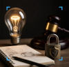 Una lampadina accesa, un blocco note con bozzetti tecnici, un lucchetto in metallo e un martelletto del giudice, che simboleggiano la protezione della proprietà industriale e dell'innovazione.